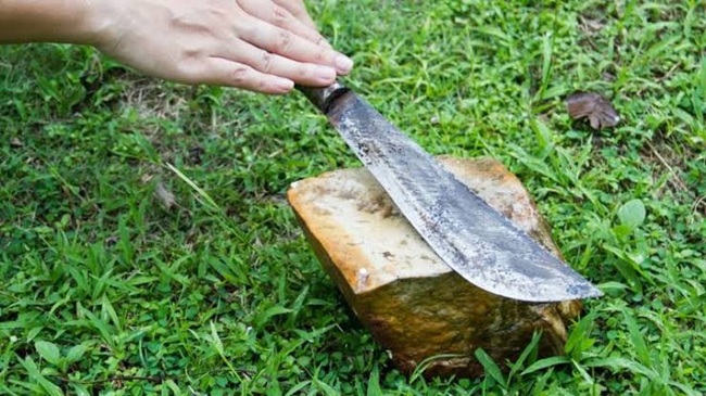 sharpening a knife for use in the bush