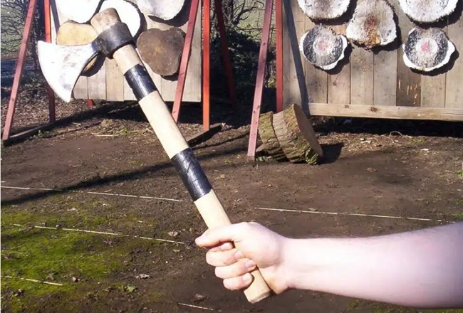 gripping a tomahawk to throw